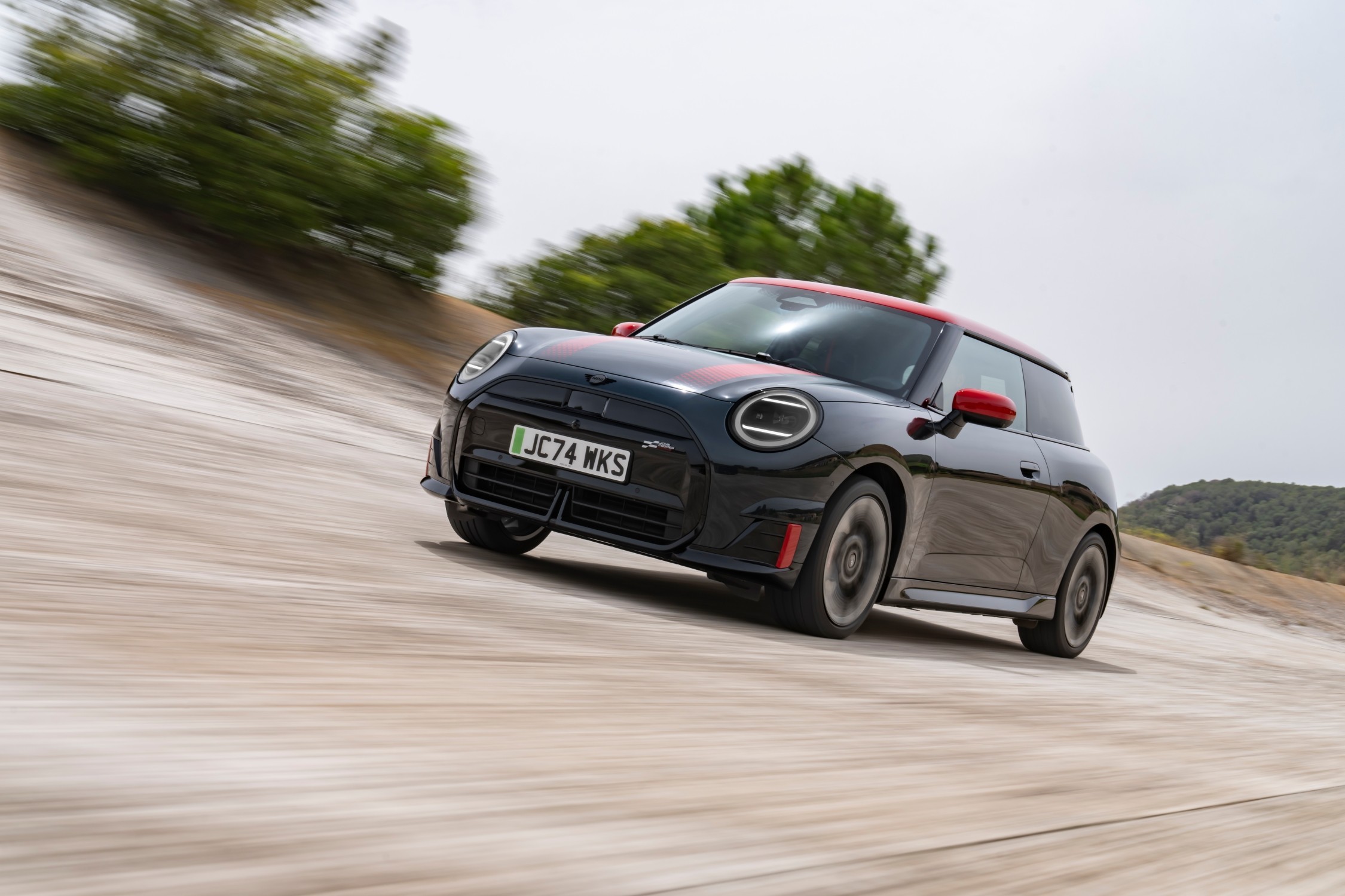 MINI John Cooper Works na estrada.